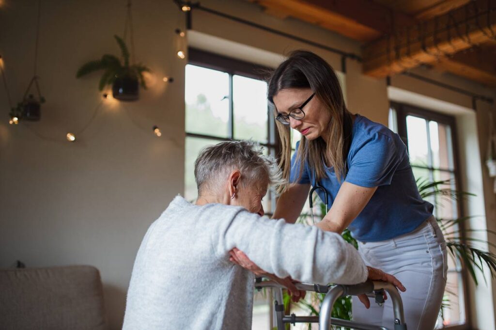 Senior en perte d'autonomie: prenez les services d'un auxiliaire de vie