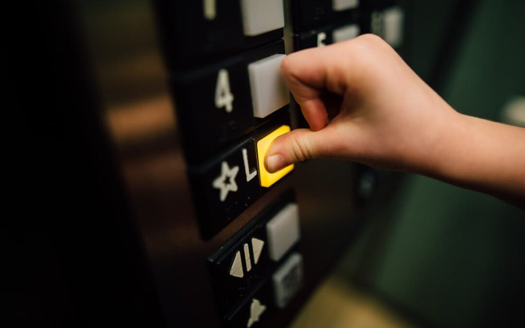 Comment bien choisir un ascenseur pour un bâtiment à destination des seniors ?