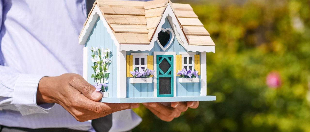 propriétaire senior réfléchissant à vendre en viager