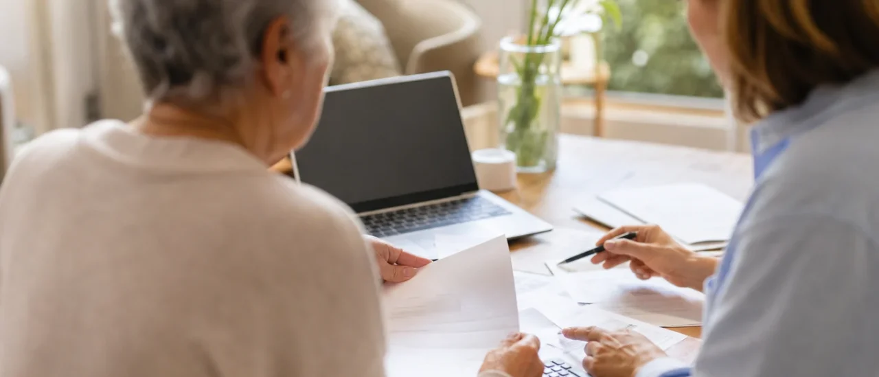Senior accompagné pour préparer des démarches d’aides financières
