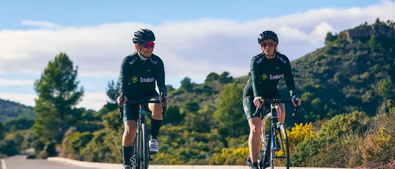 Cyclistes sur route pour illustrer la pratique après 60 ans