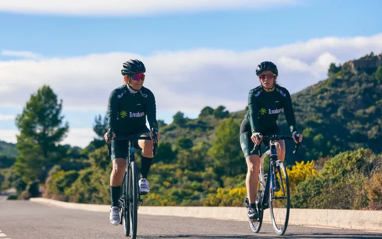 Cyclistes sur route pour illustrer la pratique après 60 ans