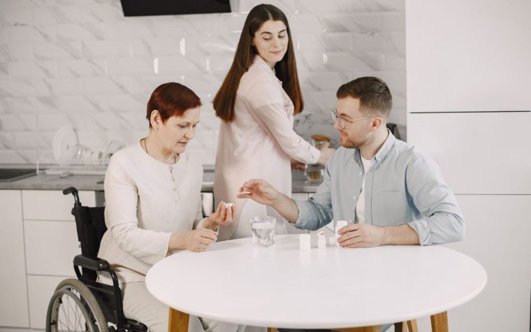 Auxiliaire de vie ou aide à domicile : quelles différences pour accompagner un senior ?
