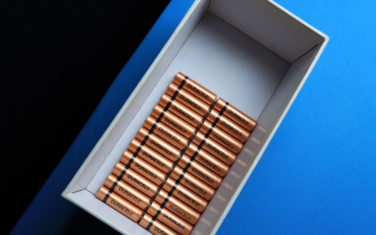 Durée de vie d'une batterie de monte-escalier : signes d'usure, prix et remplacement
