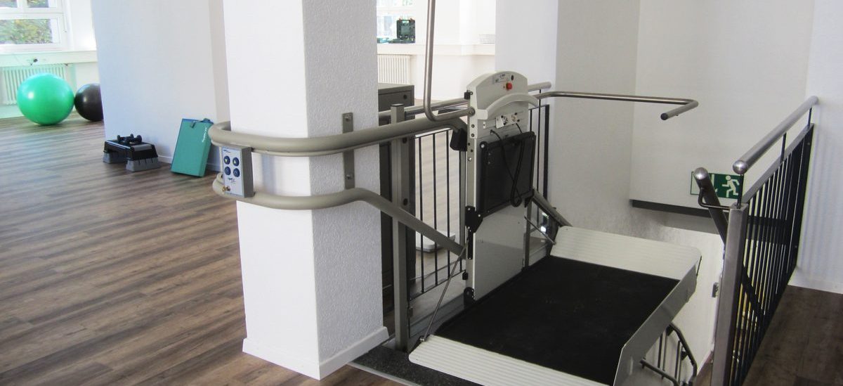 Monte-escalier pour fauteuil roulant : prix, solutions et aides possibles