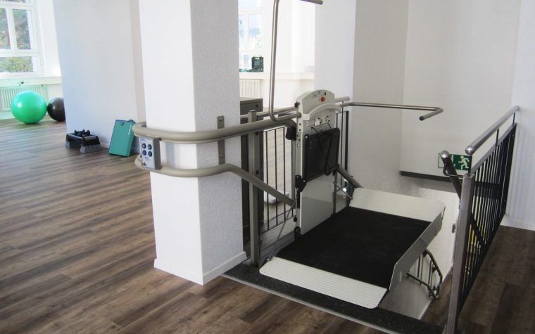 Monte-escalier pour fauteuil roulant : prix, solutions et aides possibles