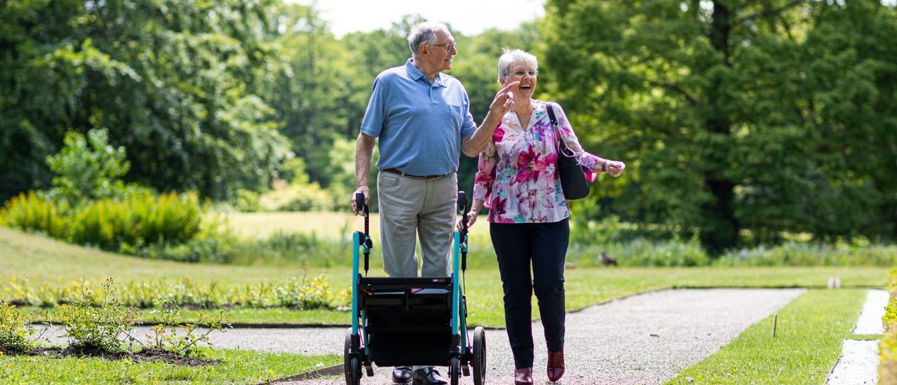 Senior marchant tranquillement dans un parc sur un chemin plat