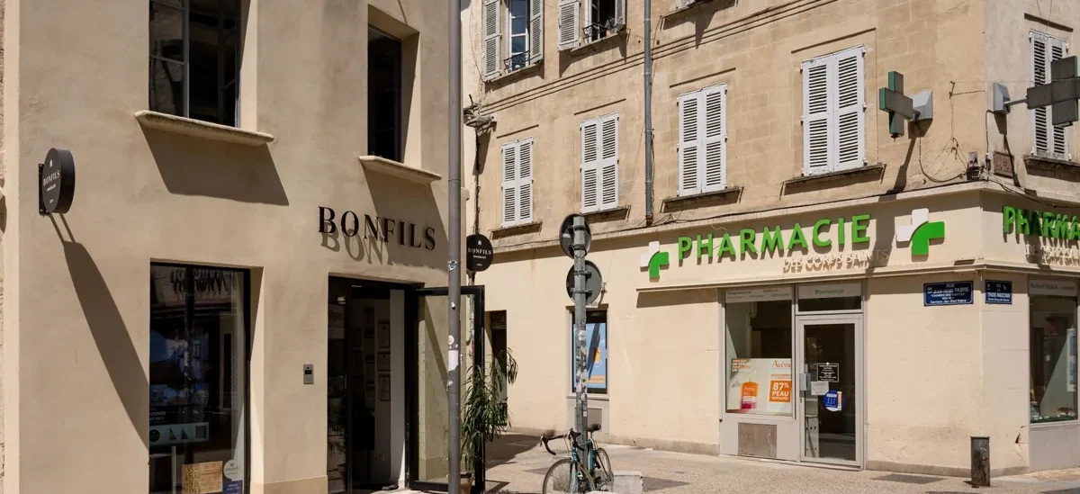 Illustration — pharmacie médicaments boîte
