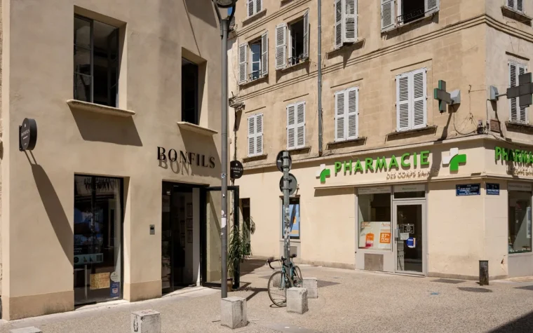 Illustration — pharmacie médicaments boîte